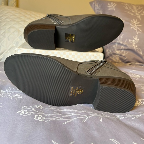 Soda SWEETEN Women's Multi Strap Ankle Bootie Block Heel Size 9, Grey NWT - Picture 6 of 6